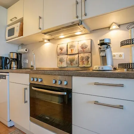 Hus Willem Ii 18, Muschelstuebchen Mit Strandkorb Büsum